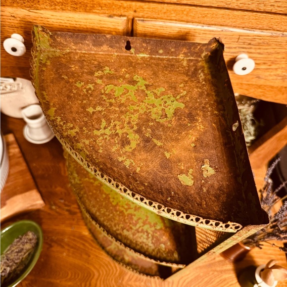Vintage Green Metal Rustic Chippy Corner Shelf - Picture 3 of 9